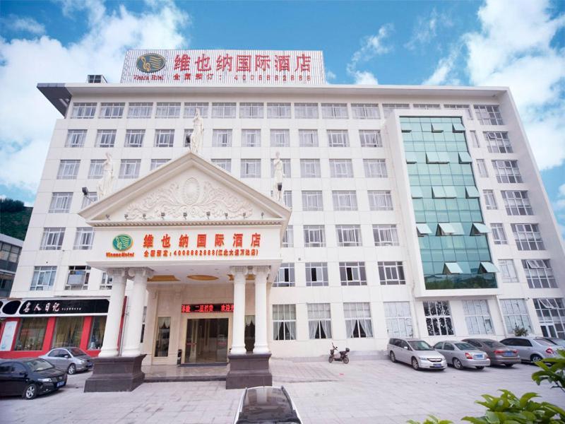 Vienna International Hotel Ningbo Wanda Bagian luar foto